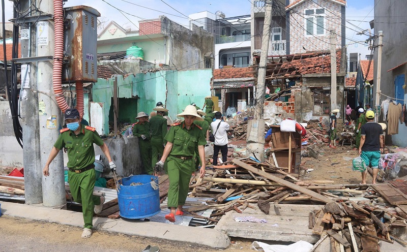 Lực lượng công an được huy động để khắc phục, dọn dẹp thiệt hại sau bão.