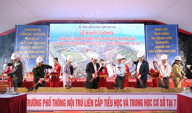 Các đại biểu thực hiện nghi thức khởi công, động thổ Lễ khởi công Dự án Trường phổ thông nội trú liên cấp Tiểu học và THCS tại 7 xã biên giới của tỉnh Gia Lai.