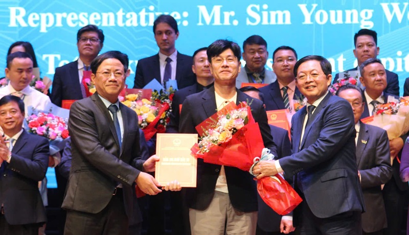 Ông Sim Young Woo, Tổng giám đốc Công ty TNHH Blooming Sky Quy Nhơn nhận bản ghi nhớ 2 Dự án đầu tư vào tỉnh Bình Định (nay là tỉnh Gia Lai) vào cuối tháng 3/2025.
