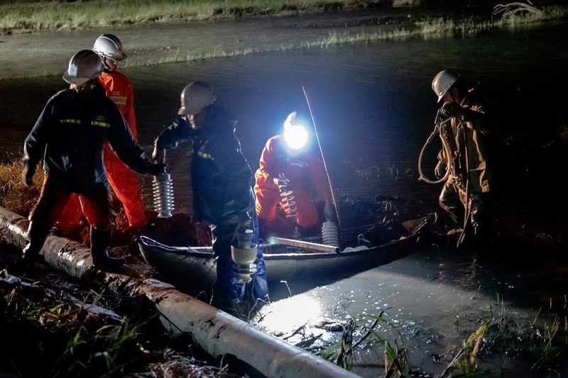 CBCNV EVNCPC khắc phục sự cố sau lũ lụt, đêm 24/11 tại Đắk Lắk: 