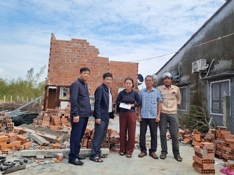 Lãnh đạo Ban Quản lý Khu kinh tế Phú Yên trao phần quà hỗ trợ cho người dân bị sập nhà.