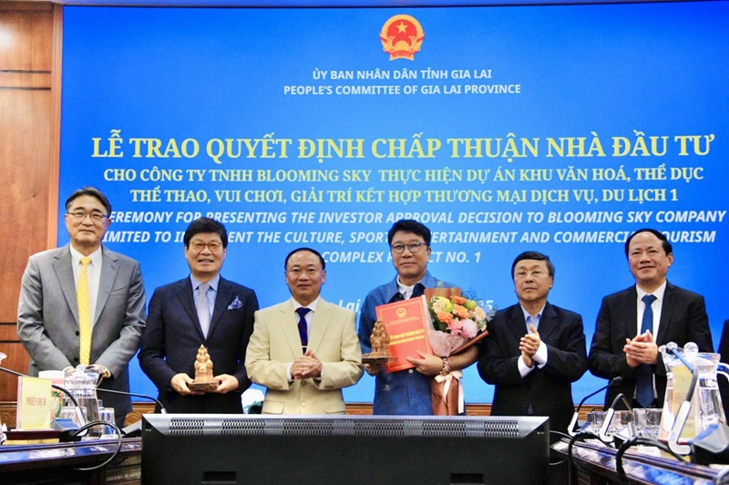 Lãnh đạo tỉnh Gia Lai trao Quyết định chấp thuận nhà đầu tư cho Công ty Blooming Sky