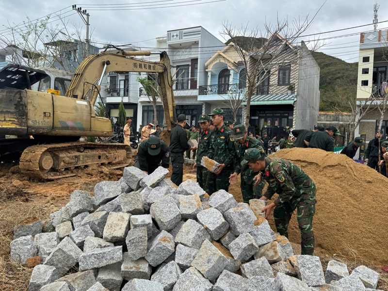 1-12, Bộ CHQS tỉnh Gia Lai và Công an tỉnh tổ chức lễ ra quân xây dựng lại nhà ở cho nhân dân vùng bão lũ;