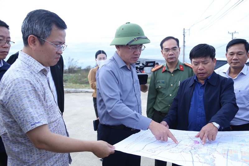 Phạm Anh Tuấn (thứ 2 từ trái sang) khảo sát một khu tái định cư vùng thiên tai tại xã Tuy Phước Đông