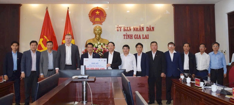 Tập đoàn De Heus và Tập đoàn Hùng Nhơn đã trao tặng 500 triệu đồng hỗ trợ người dân Gia Lai khắc phục hậu quả sau bão lũ