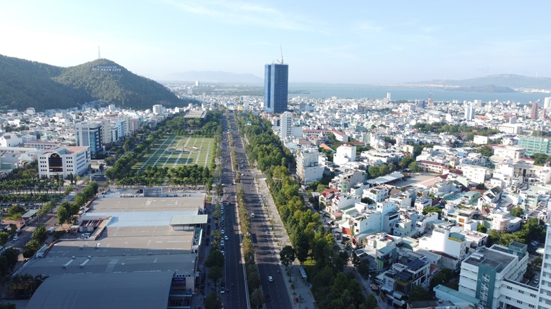 Theo nội dung tờ trình của UBND tỉnh Gia Lai, tuyến đường Nguyễn Tất Thành tại phường Quy Nhơn là tuyến đường có bảng giá đất cao nhất của tỉnh (giá 115 triệu đồng/m2). Ảnh chụp tháng 10/2024