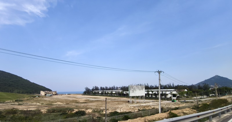 Dự &aacute;n Khu Gi&aacute;o dục Kỹ năng sống Outward Bound Việt Nam được đ&aacute;nh gi&aacute; c&oacute; vị tr&iacute;, cảnh quan rất đẹp, thuận lợi, tiềm năng khai th&aacute;c Dự &aacute;n rất lớn. Ảnh chụp cuối th&aacute;ng 4/2025.