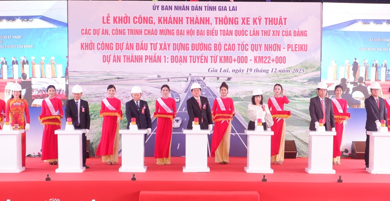 C&aacute;c đại biểu bấm n&uacute;t khởi c&ocirc;ng Dự &aacute;n Th&agrave;nh phần 1, cao tốc Quy Nhơn - Pleiku.