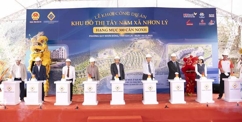 C&aacute;c đại biểu thực hiện nghi thức khởi c&ocirc;ng Dự &aacute;n.