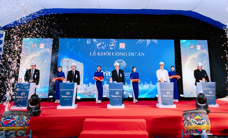 C&aacute;c đại biểu thực hiện nghi thức bấm n&uacute;t khởi c&ocirc;ng Dự &aacute;n.