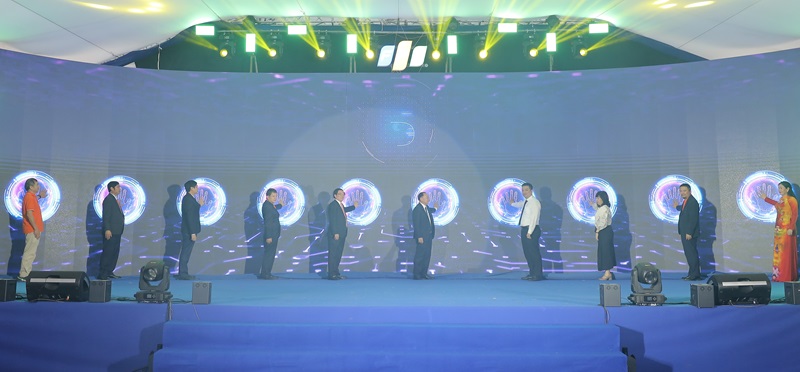 C&aacute;c đại biểu bấm n&uacute;t khởi c&ocirc;ng, động lễ Dự &aacute;n Trung t&acirc;m nghi&ecirc;n cứu Tr&iacute; tuệ nh&acirc;n tạo AI