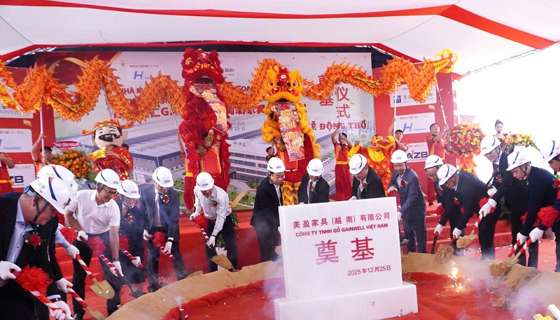 C&aacute;c đại biểu thực hiện nghi thức động thổ Dự &aacute;n.