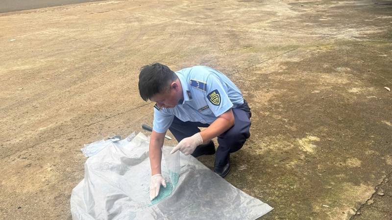 C&aacute;n bộ Đội Quản l&yacute; thị trường số 10, Chi cục Quản l&yacute; thị trường tỉnh Gia Lai lấy mẫu tại cơ sở kinh doanh. Ảnh: Chi cục QLTT tỉnh Gia Lai.