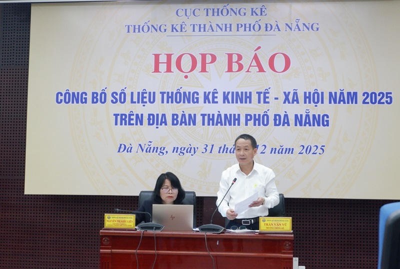 &ocirc;ng Trần Văn Vũ, Trưởng Thống k&ecirc; Th&agrave;nh phố Đ&agrave; Nẵng th&ocirc;ng tin tại buổi họp b&aacute;o.