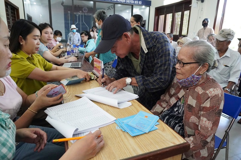 Phường Hải Ch&acirc;u l&agrave; đơn vị đầu ti&ecirc;n của TP chi trả chế độ bảo trợ x&atilde; hội cho người d&acirc;n sau khi chuyển sang m&ocirc; h&igrave;nh ch&iacute;nh quyền 2 cấp.