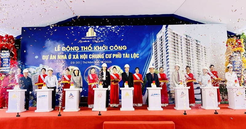 Các đại biểu thực hiện nghi thức bấm nút động thổ, khởi công Dự án Nhà ở xã hội Chung cư Phú Tài Lộc. Ảnh: Hoàng Thảo.
