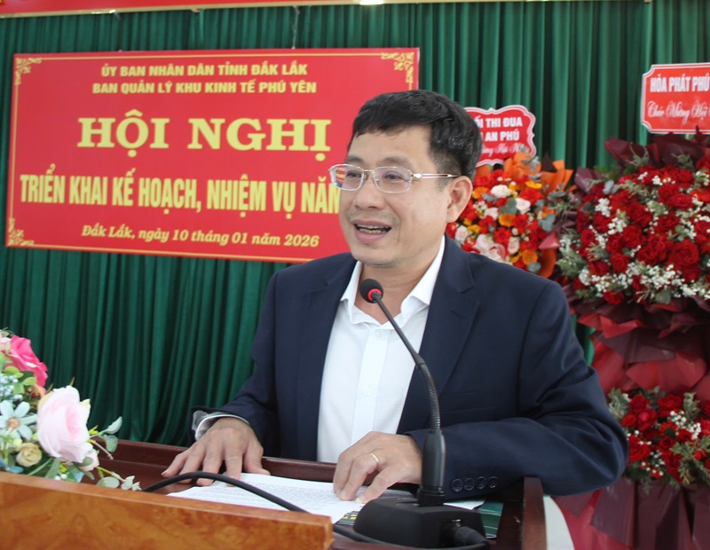 &Ocirc;ng Huỳnh Lữ T&acirc;n, Trưởng ban Quản l&yacute; Khu kinh tế Ph&uacute; Y&ecirc;n ph&aacute;t biểu tại hội nghị.