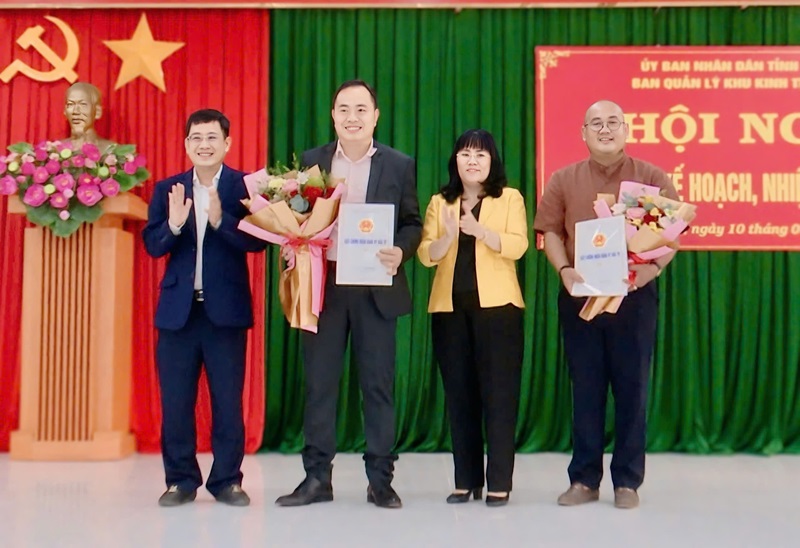 L&atilde;nh đạo tỉnh Ph&uacute; Y&ecirc;n trao giấy chứng nhận đăng k&yacute; đầu tư v&agrave; tặng hoa ch&uacute;c mừng 2 nh&agrave; đầu tư c&oacute; Dự &aacute;n được ph&ecirc; duyệt trong đầu năm 2026