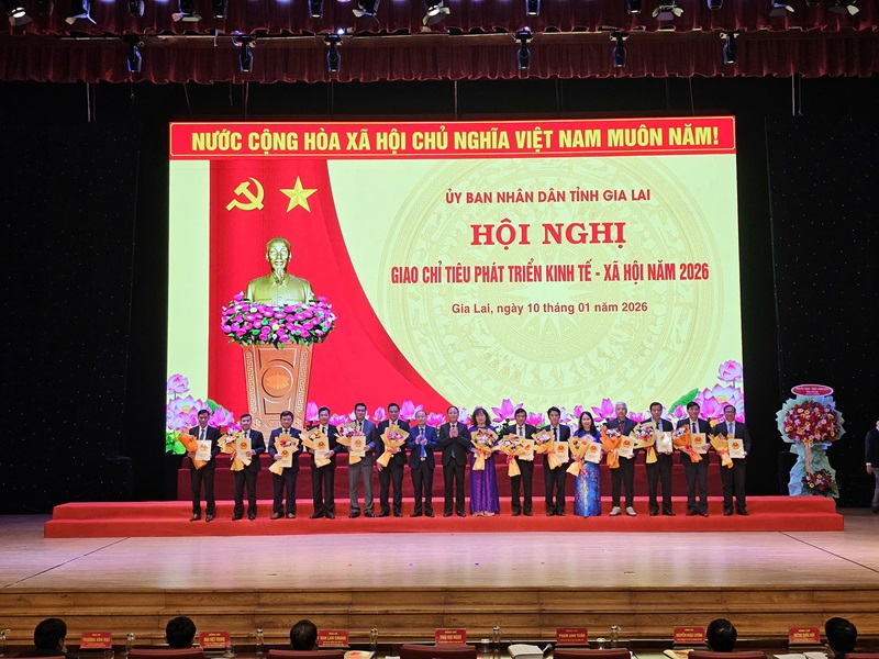 L&atilde;nh đạo tỉnh Gia Lai trao quyết định giao chỉ ti&ecirc;u ph&aacute;t triển kinh tế - x&atilde; hội cho c&aacute;c x&atilde;, phường. Ảnh: P.H.