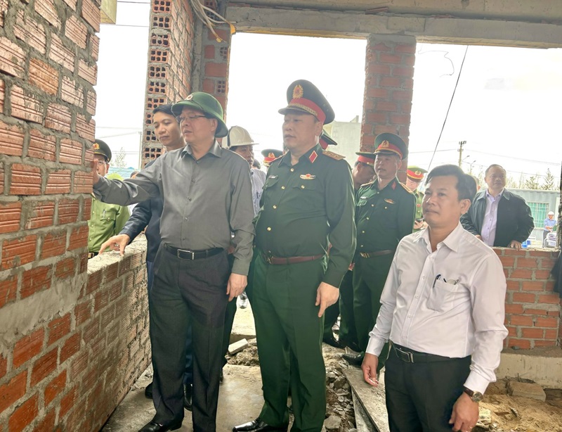 Ph&oacute; thủ tướng Hồ Quốc Dũng kiểm tra t&igrave;nh h&igrave;nh x&acirc;y dựng nh&agrave; tại khu t&aacute;i định cư đường ven biển ĐT.639 x&atilde; Đề Gi. Ảnh: Ngọc Minh