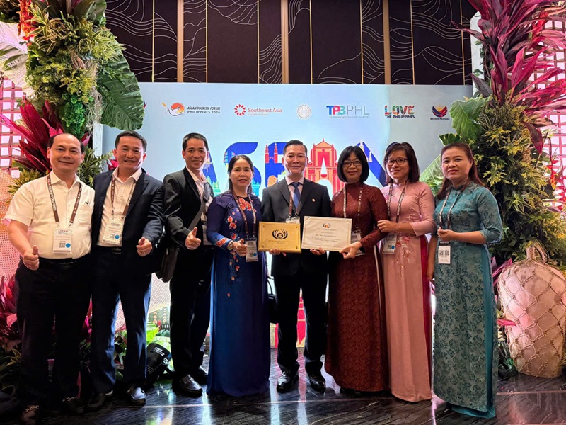 Đo&agrave;n c&ocirc;ng t&aacute;c tỉnh Gia Lai chụp ảnh c&ugrave;ng giải thưởng.