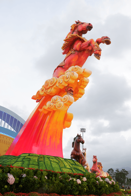 Linh vật ngựa ch&iacute;nh được tạo h&igrave;nh như vươn l&ecirc;n từ ngọn n&uacute;i lửa Chư Đăng Ya.