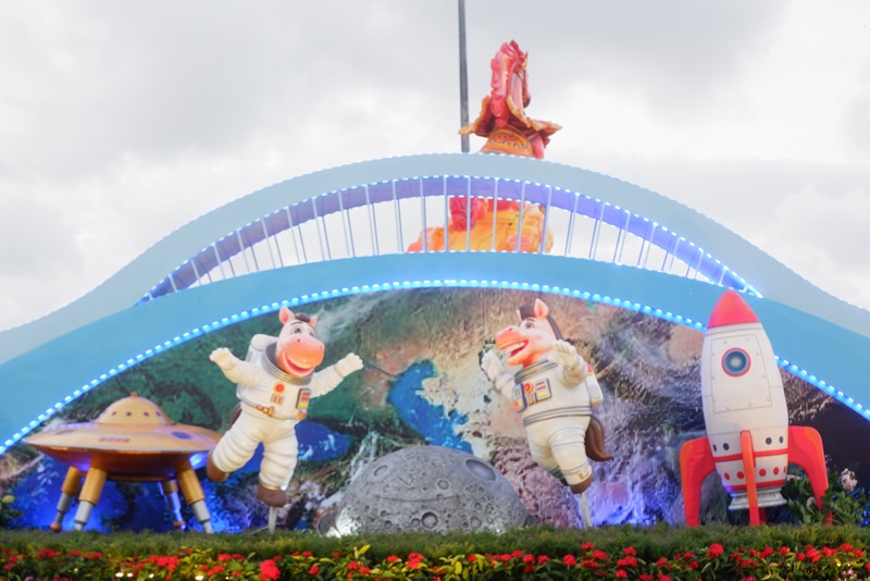 B&ecirc;n cạnh đ&oacute;, kh&ocirc;ng gian ph&iacute;a sau cụm linh vật ch&iacute;nh c&oacute; h&igrave;nh tượng phi thuyền, ch&uacute; ngựa c&aacute;ch điệu phi h&agrave;nh gia bay v&agrave;o vũ trụ&hellip;thể hiện kh&aacute;t vọng chinh phục đỉnh cao khoa học, kỹ thuật của thế hệ trẻ Gia Lai h&ocirc;m nay.