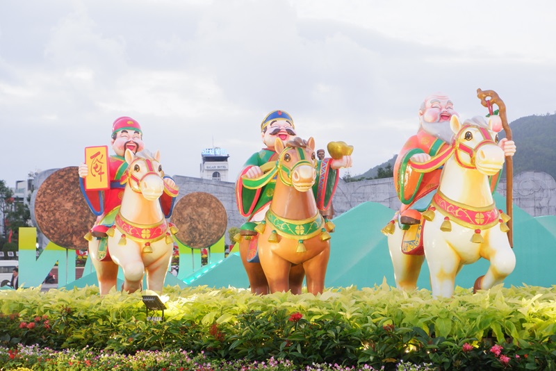 Ba &ocirc;ng Ph&uacute;c, Lộc, Thọ cưỡi ngựa thể hiện ước mong của mọi người trong năm mới.