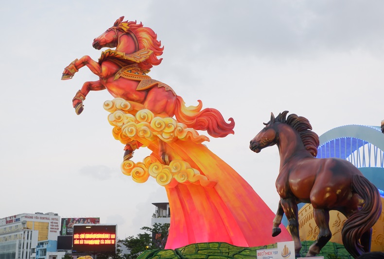 Theo đ&oacute;, cụm linh vật lấy cảm hứng chủ đạo từ tinh hoa miền Đất v&otilde; Trời văn, qu&ecirc; hương của Ho&agrave;ng đế Quang Trung Nguyễn Huệ v&agrave; đại ng&agrave;n T&acirc;y Nguy&ecirc;n h&ugrave;ng vĩ với ngọn n&uacute;i lửa Chư Đăng Ya huyền thoại.