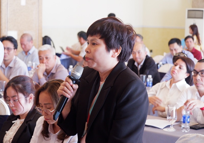 , b&agrave; Đặng Thị Dung, Phụ tr&aacute;ch ph&aacute;p chế của C&ocirc;ng ty cổ phần Đầu tư Dviews ph&aacute;t biểu tại hội nghị đối thoại.