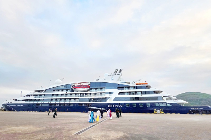 đ&oacute;n t&agrave;u du lịch cao cấp Le Jacques Cartier (thuộc h&atilde;ng t&agrave;u Compagnie du Ponant, quốc tịch Ph&aacute;p) vừa cập Cảng Quy Nhơn.  Đ&acirc;y l&agrave; chuyến t&agrave;u du lịch quốc tế đầu ti&ecirc;n đến Gia Lai trong năm 2026, đưa 120 du kh&aacute;ch c&ugrave;ng đo&agrave;n thủy thủ đến tham quan, trải nghiệm tại địa phương.