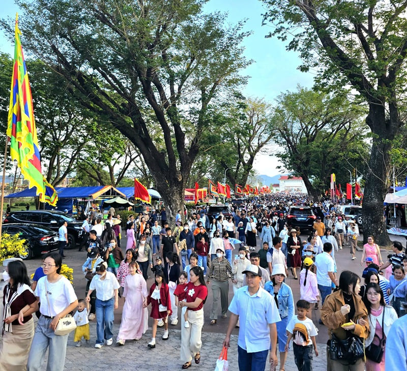 Người d&acirc;n, du kh&aacute;ch đến Bảo t&agrave;ng Quang Trung du xu&acirc;n, tham gia Lễ hội Chiến thắng Ngọc Hồi - Đống Đa.