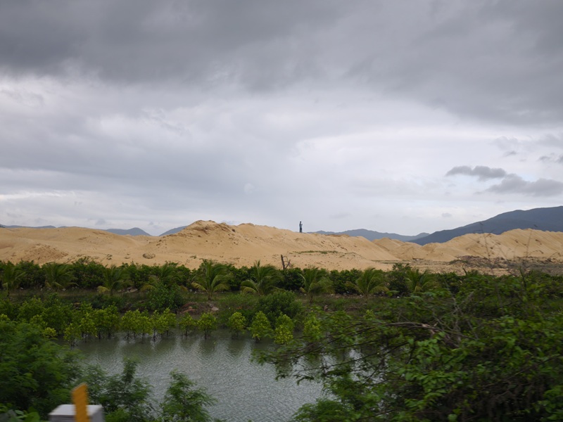 Một trong c&aacute;c giải ph&aacute;p l&agrave; Tăng cường quản l&yacute; kh&ocirc;ng gian tho&aacute;t lũ: Kiểm so&aacute;t nghi&ecirc;m ngặt c&aacute;c cửa xả lũ ra đầm Thị Nại (đặc biệt khu vực khu đ&ocirc; thị Ecobay Thị Nại), bảo đảm kh&ocirc;ng thu hẹp d&ograve;ng chảy