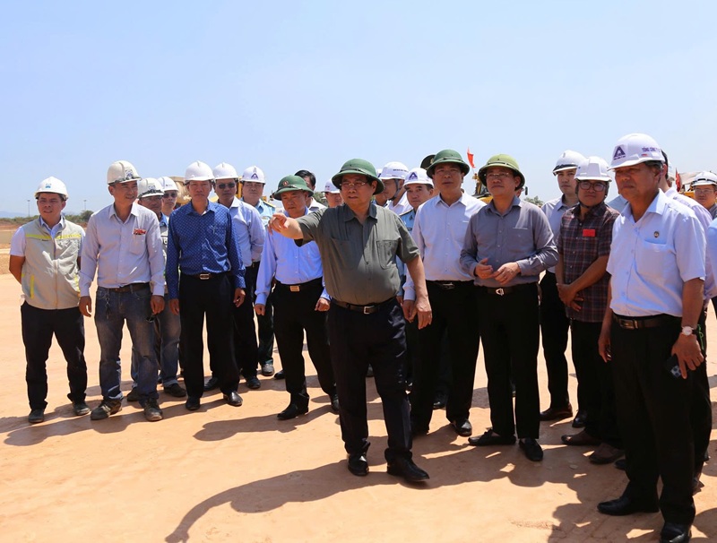 Thủ tướng Ch&iacute;nh phủ Phạm Minh Ch&iacute;nh kiểm tra tiến độ thi c&ocirc;ng Dự &aacute;n đường cất hạ c&aacute;nh số 2 Cảng h&agrave;ng kh&ocirc;ng Ph&ugrave; C&aacute;t. 