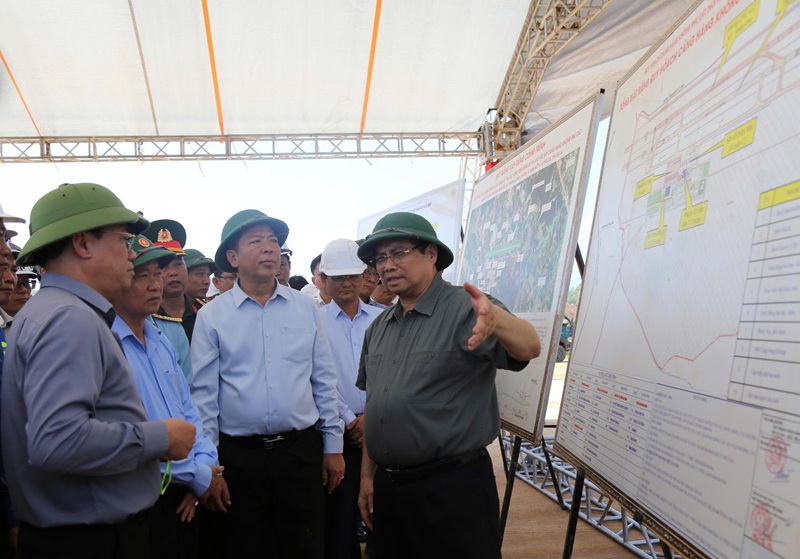 Thủ tướng Ch&iacute;nh phủ Phạm Minh Ch&iacute;nh kiểm tra tiến độ thi c&ocirc;ng Dự &aacute;n đường cất hạ c&aacute;nh số 2 Cảng h&agrave;ng kh&ocirc;ng Ph&ugrave; C&aacute;t