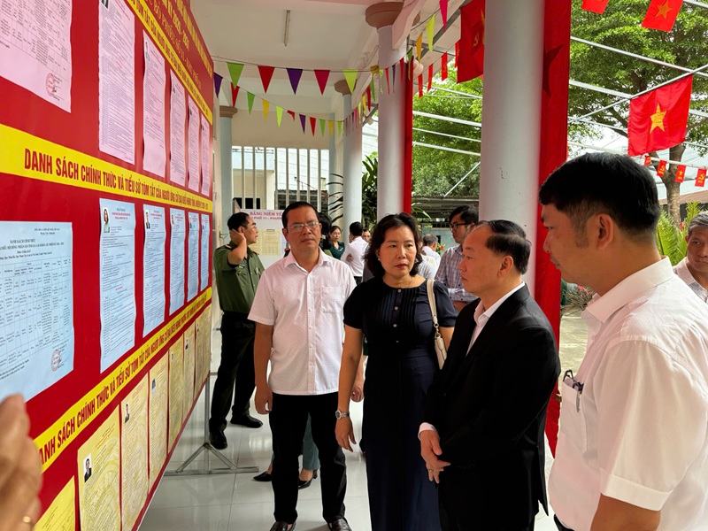B&iacute; thư Tỉnh ủy Gia Lai Th&aacute;i Đại Ngọc kiểm tra c&ocirc;ng t&aacute;c th&ocirc;ng tin, ni&ecirc;m yết danh s&aacute;ch đại biểu ứng cử tại địa điểm bỏ phiếu.