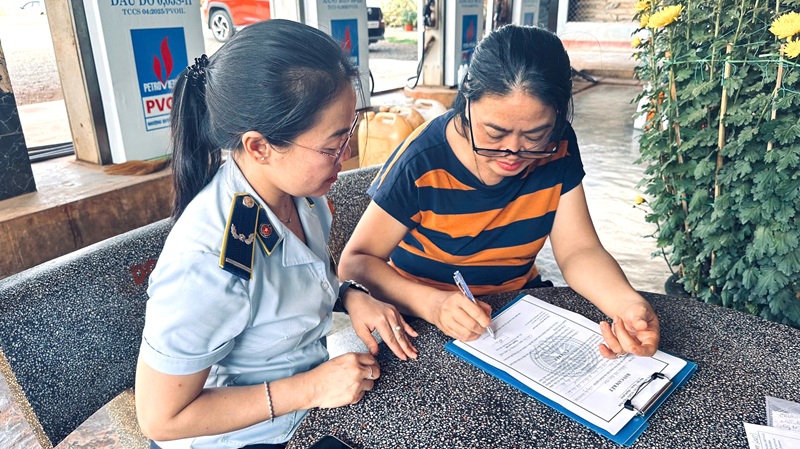 Đội Quản l&yacute; thị trường số 9 &ndash; Chi cục Quản l&yacute; thị trường tỉnh Gia Lai 43/43 cơ sở k&yacute; cam kết chấp h&agrave;nh nghi&ecirc;m c&aacute;c quy định của ph&aacute;p luật, trong đ&oacute; tập trung v&agrave;o c&aacute;c nội dung trọng t&acirc;m như: kh&ocirc;ng găm h&agrave;ng, tạo khan hiếm nguồn cung; kh&ocirc;ng ngừng b&aacute;n h&agrave;ng khi kh&ocirc;ng c&oacute; l&yacute; do ch&iacute;nh đ&aacute;ng