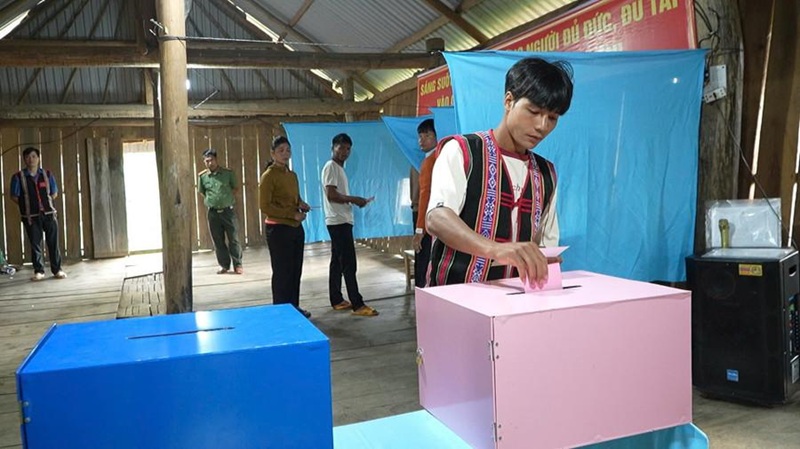 Cử tri th&ocirc;n 02 tham gia bỏ phiếu lựa chọn những đại biểu 