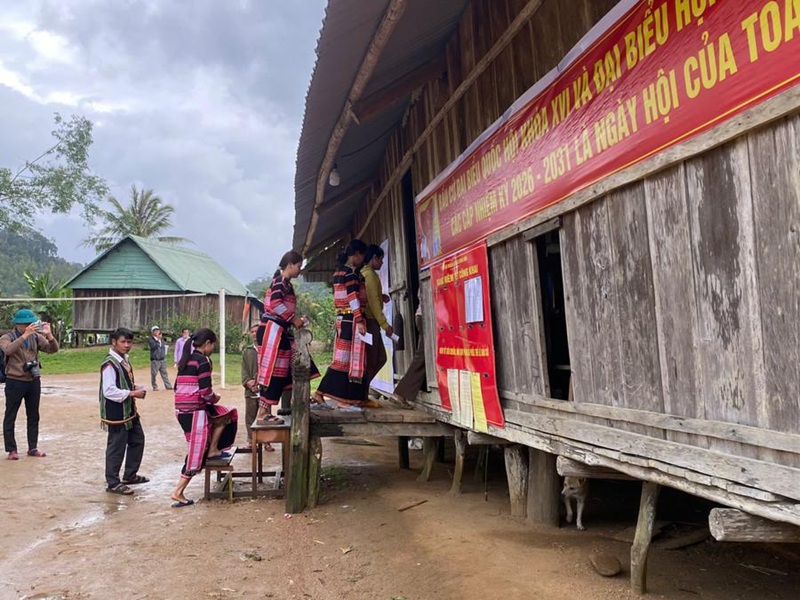 cử tri th&ocirc;n O2 n&ocirc; nức tham gia bỏ phiếu