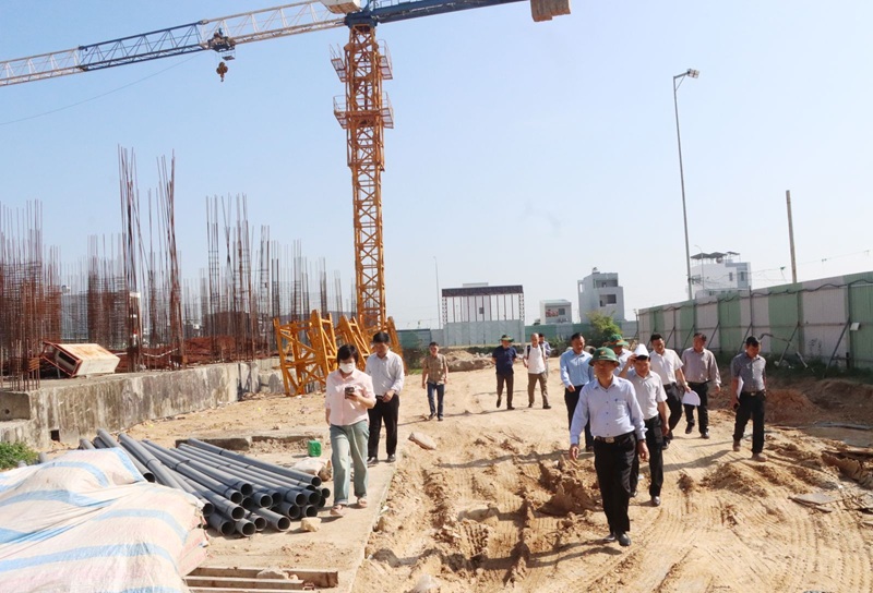 Ph&oacute; Chủ tịch Nguyễn Tự C&ocirc;ng Ho&agrave;ng kiểm tra v&agrave; y&ecirc;u cầu kiểm tra, xử phạt nghi&ecirc;m chủ đầu tư Dự &aacute;n Ecohome Nhơn B&igrave;nh.