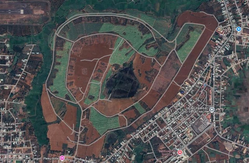 Khu đất thực hiện Dự &aacute;n c&oacute; ph&iacute;a Đ&ocirc;ng gi&aacute;p khu d&acirc;n cư đường Trần Văn B&igrave;nh, ph&iacute;a Bắc gi&aacute;p suối Ia Linh...Ảnh: Google Map.