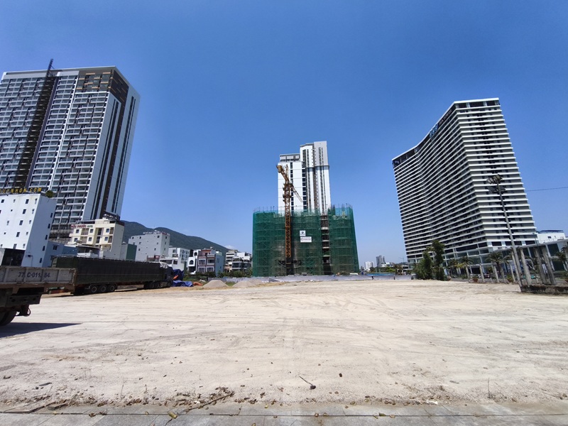 Khu đất K200 (vốn được qu&acirc;y t&ocirc;n) đ&atilde; được tỉnh Gia Lai th&aacute;o gỡ h&agrave;ng r&agrave;o, san gạt mặt bằng để l&agrave;m b&atilde;i đỗ xe phục vụ Lễ khai mạc Năm Du lịch Quốc gia 2026.