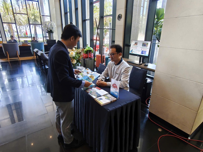 Anya Premier d&agrave;nh một khu vực giới thiệu sản phẩm qu&aacute;ng b&aacute; du lịch của tỉnh Gia Lai ngay khu vực đ&oacute;n tiếp du kh&aacute;ch.