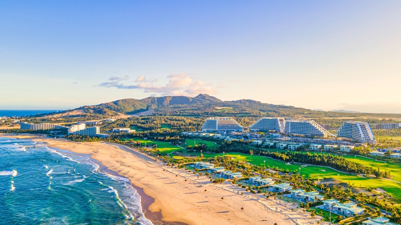 Bamboo Airways tung chương tr&igrave;nh Bay Quy Nhơn &ndash; Tận hưởng kỳ nghỉ v&agrave; Golf Miễn Ph&iacute;. Nguồn: FLC.