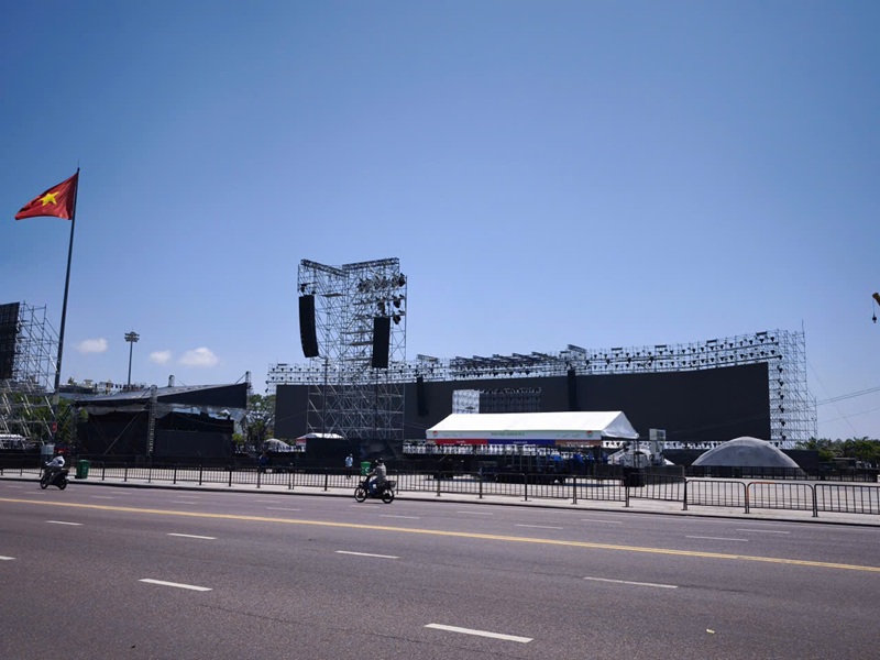 Hệ thống s&acirc;n khấu quy m&ocirc; Lễ khai mạc Năm Du lịch Quốc gia 2026 đang được gấp r&uacute;t ho&agrave;n th&agrave;nh.