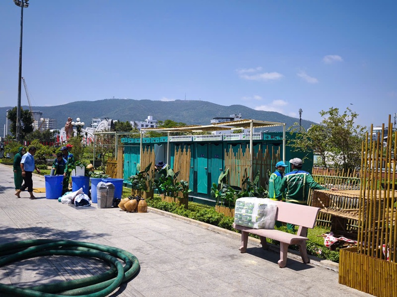 C&ocirc;ng nh&acirc;n C&ocirc;ng ty cổ phần M&ocirc;i trường B&igrave;nh Định lắp đặt, trang tr&iacute; tiểu cảnh khu vực nh&agrave; vệ sinh c&ocirc;ng cộng.