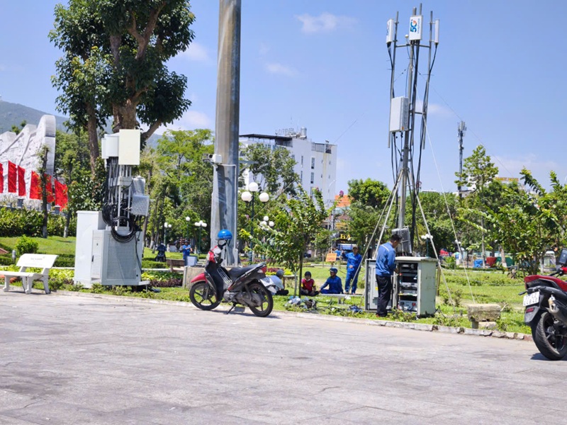 Nh&acirc;n vi&ecirc;n kỹ thuật Vinaphone lắp đặt bổ sung c&aacute;c trạm ph&aacute;t s&oacute;ng 5G tại khu vực quảng trường Nguyễn Tất Th&agrave;nh.