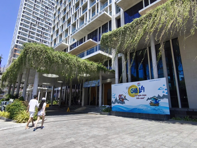 Pano Năm Du lịch Quốc gia năm 2026 được đặt vị tr&iacute; tiền sảnh tại Anya Premier Beachfront Hotel Quy Nhon