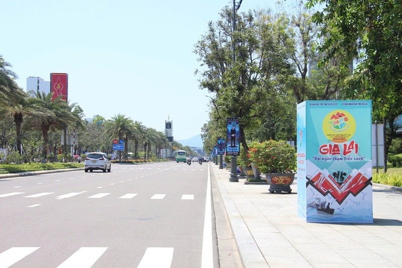 Những ng&agrave;y n&agrave;y, c&aacute;c tuyến phố tại khu vực Quy Nhơn rực rỡ c&aacute;c pano, &aacute;p ph&iacute;ch về Năm Du lịch Quốc gia 2026.