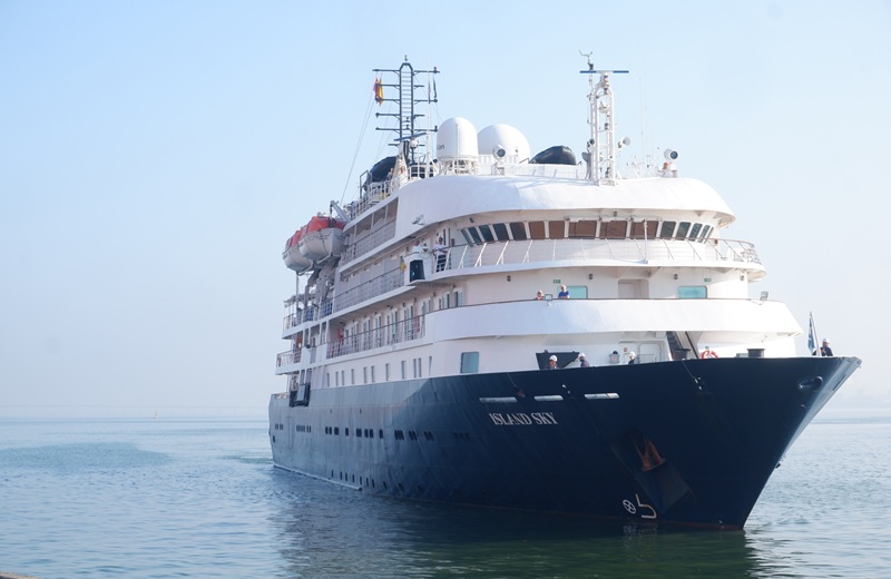 Cận cảnh t&agrave;u du lịch quốc tế Noble Caledoni &ndash; Island Sky.